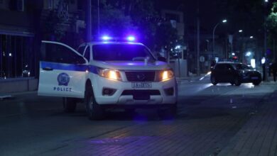 Αστυνομικό περιπολικό της ΕΛ.ΑΣ. με αναμμένους φάρους κατά τη διάρκεια νυχτερινής καταδίωξης στον Πύργο Ηλείας