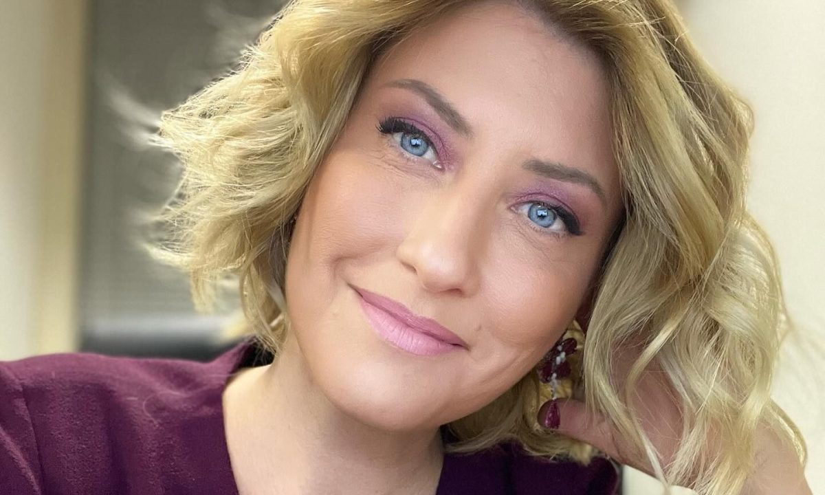 Η δημοσιογράφος του ΣΚΑΪ Σία Κοσιώνη σε ενημερωτική εκπομπή