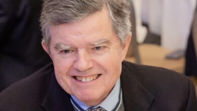 Ο Θανάσης Μαρτίνος σε εστιατόριο της οδού Βουκουρεστίου σε σπάνια δημόσια εμφάνιση