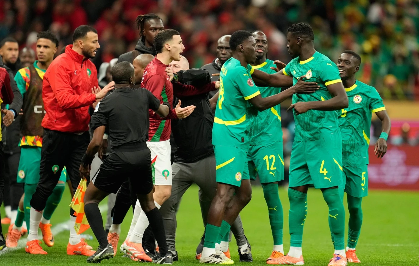 Οι παίκτες της Σενεγάλης αποχωρούν ομαδικά από τον αγωνιστικό χώρο στον τελικό του Κόπα Άφρικα, ενώ ο Σαντιό Μανέ προσπαθεί να ηρεμήσει τους συμπαίκτες του