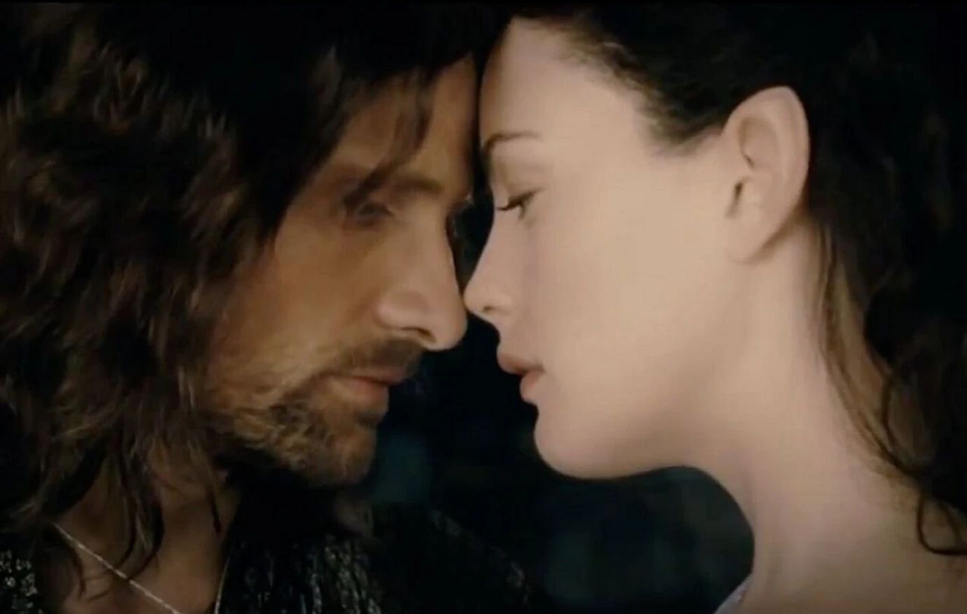 Μια σπάνια στιγμή του Άραγκορν και της Άργουεν από τα παρασκήνια της ταινίας «Ο Άρχοντας των Δαχτυλιδιών», που παραπέμπει στη χαμένη σκηνή του Λοθλόριεν