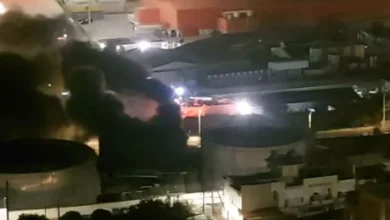 Πυκνοί καπνοί από τη φωτιά τώρα στο Πέραμα στη λεωφόρο Δημοκρατίας και τις εγκαταστάσεις καυσίμων