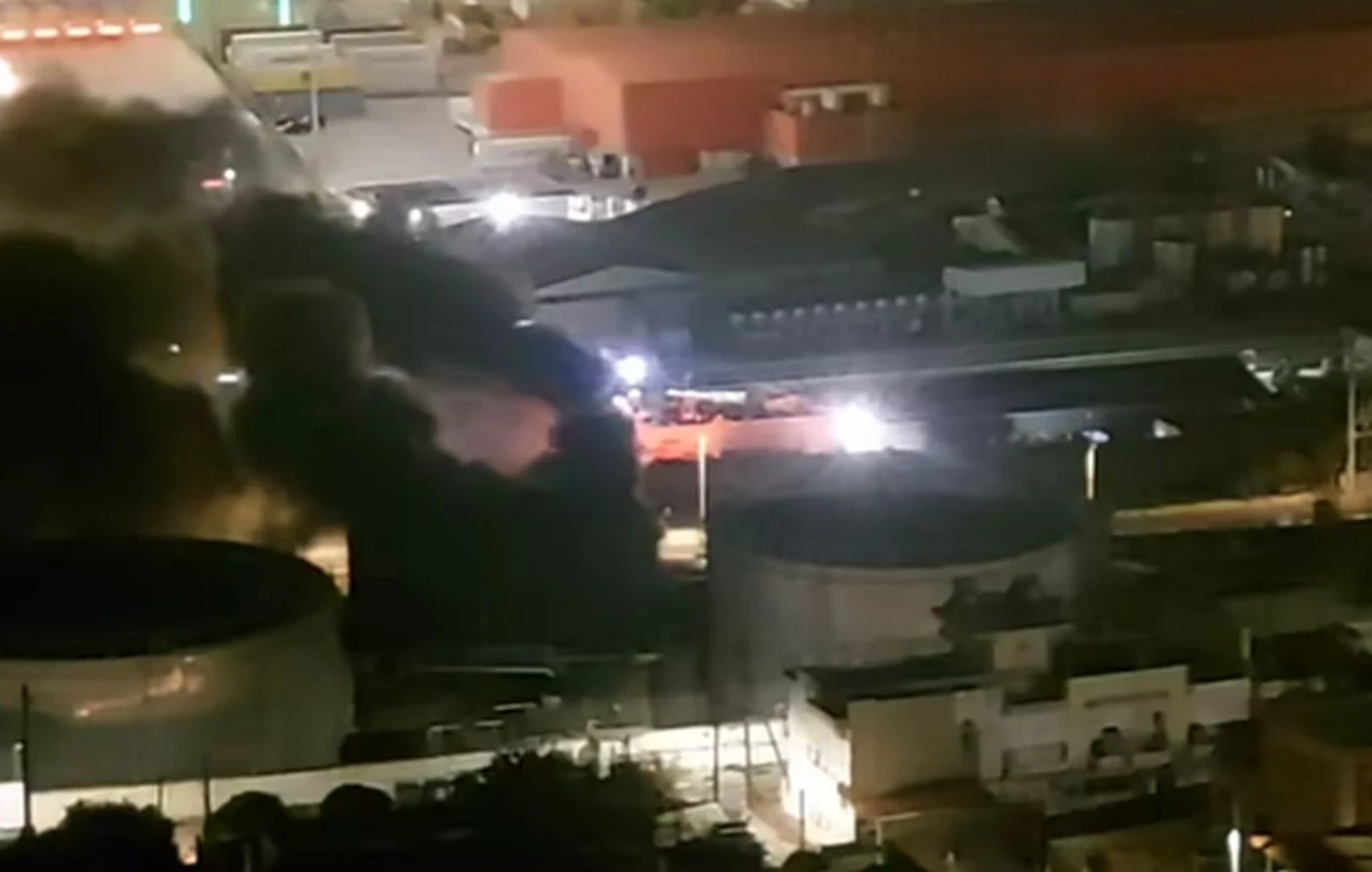 Πυκνοί καπνοί από τη φωτιά τώρα στο Πέραμα στη λεωφόρο Δημοκρατίας και τις εγκαταστάσεις καυσίμων