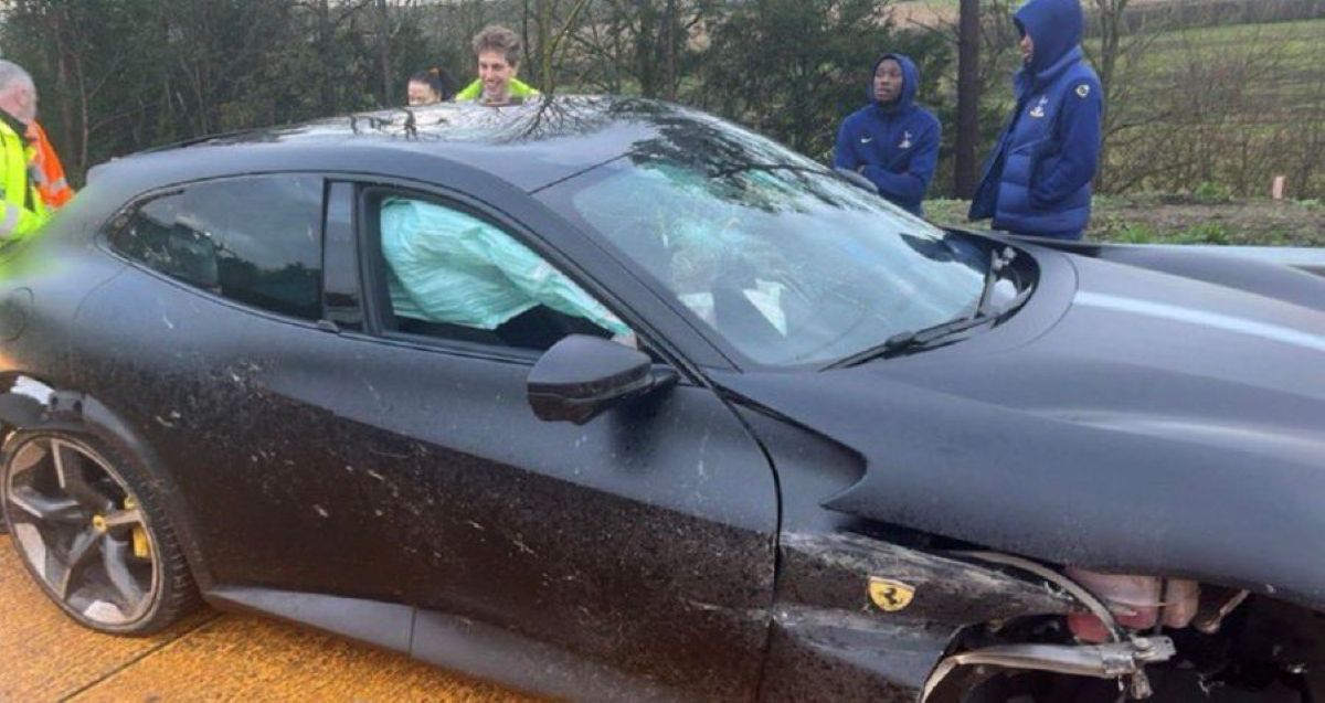 Η Ferrari του Κολό Μουανί μετά το τροχαίο ατύχημα καθ' οδόν για το αεροδρόμιο