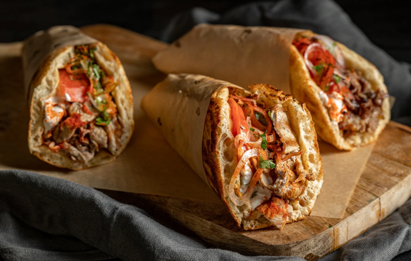 Ζουμερό τυλιχτό σουβλάκι με κομμάτια από τσιγαριαστό κατσικάκι, φρέσκια ντομάτα και χειροποίητη πίτα