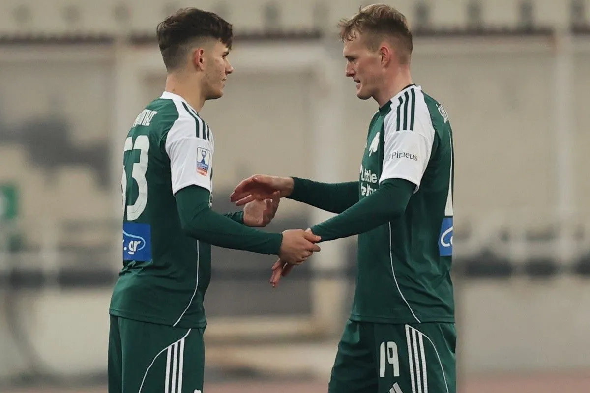 Ο νεαρός επιθετικός του Παναθηναϊκού Ιάσωνας Νεμπής την ώρα που περνάει ως αλλαγή στον αγώνα Κυπέλλου με τον Άρη