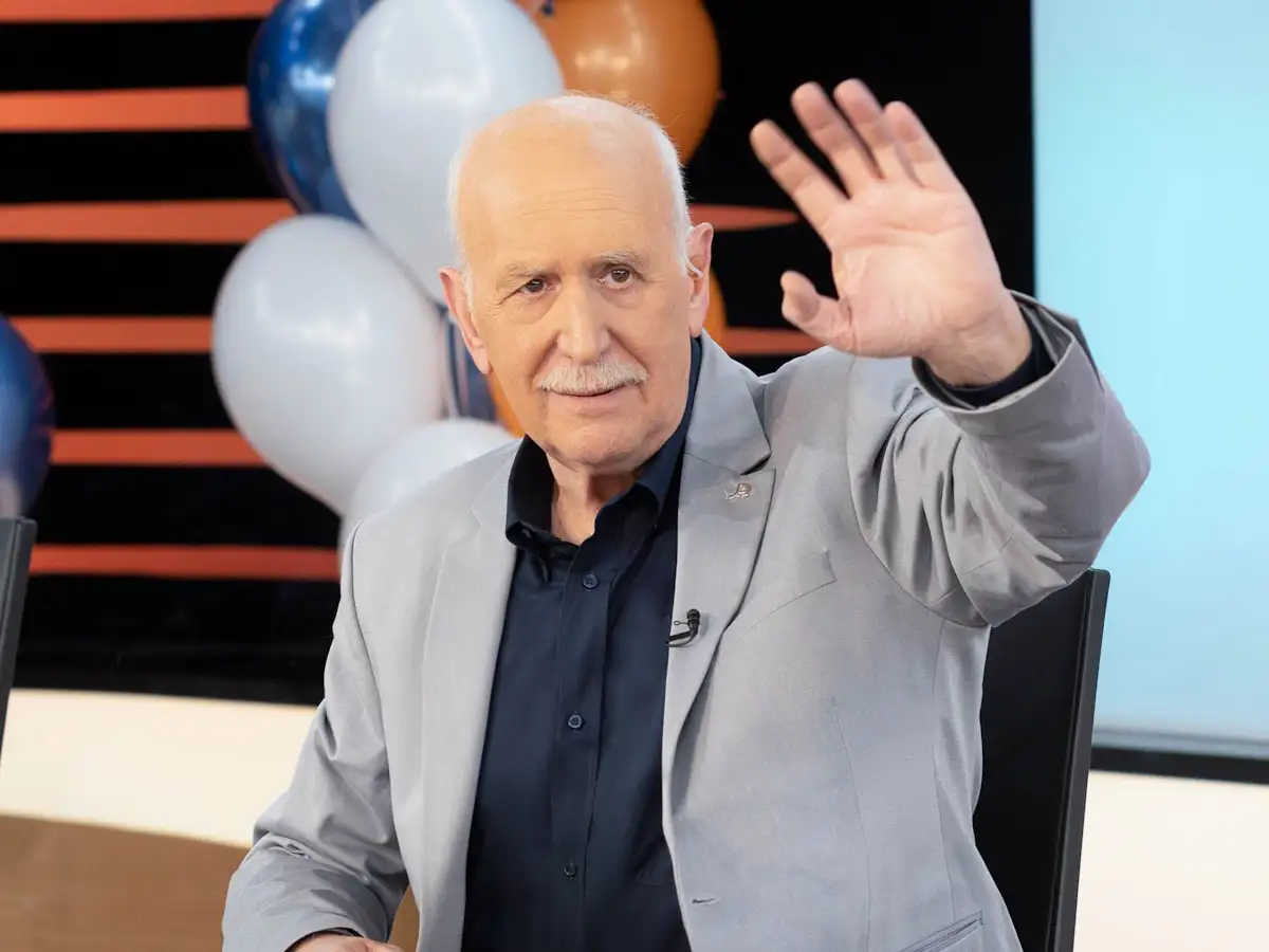 Ο Γιώργος Παπαδάκης στο πλατό της εκπομπής του, σε μια από τις στιγμές που αντιμετώπιζε προβλήματα υγείας