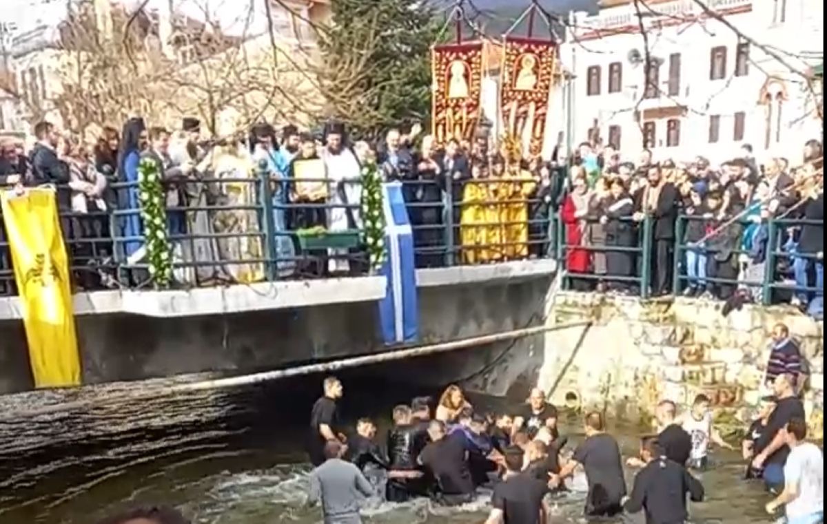 Ένταση και συμπλοκή πιστών στο ποτάμι της Φλώρινας κατά την ρίψη του Σταυρού στα Θεοφάνεια