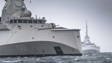 Η ελληνική φρεγάτα Κίμων τύπου Belharra κατά την είσοδό της στον Σαρωνικό και οι τίτλοι των τουρκικών εφημερίδων