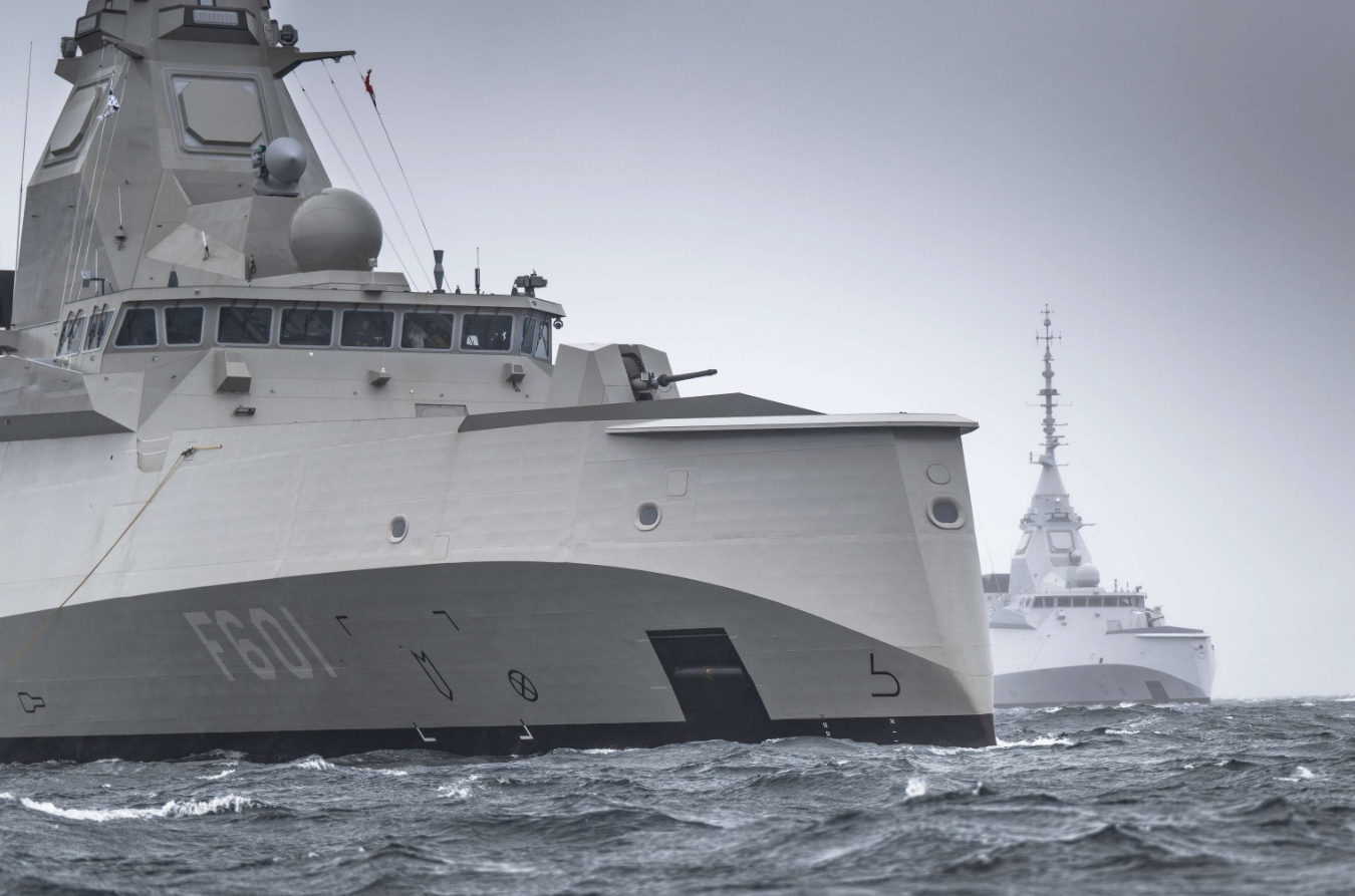 Η ελληνική φρεγάτα Κίμων τύπου Belharra κατά την είσοδό της στον Σαρωνικό και οι τίτλοι των τουρκικών εφημερίδων