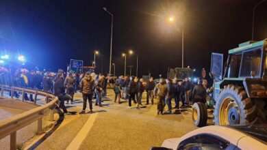 Τρακτέρ αποχωρούν από την Εθνική Οδό στον κόμβο του Κουβαρά - Αγροτικές κινητοποιήσεις 2026