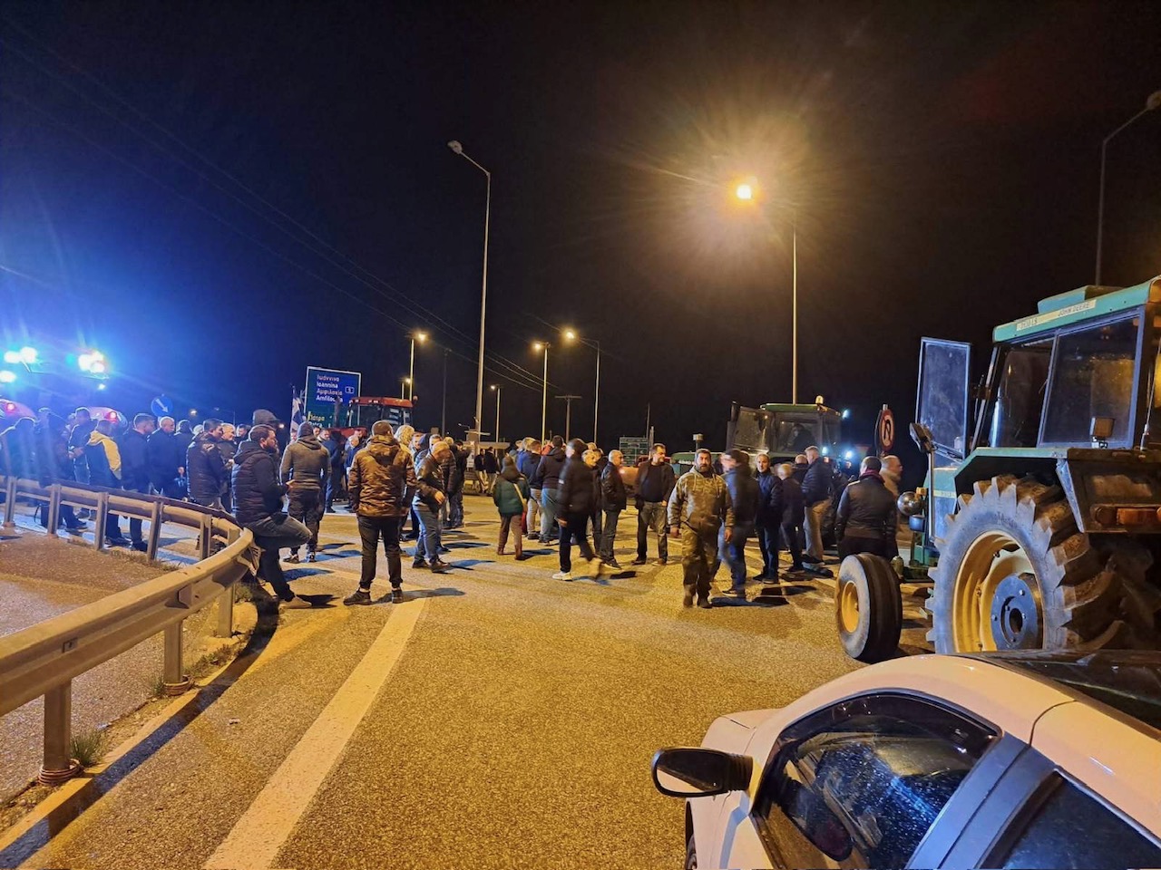 Τρακτέρ αποχωρούν από την Εθνική Οδό στον κόμβο του Κουβαρά - Αγροτικές κινητοποιήσεις 2026