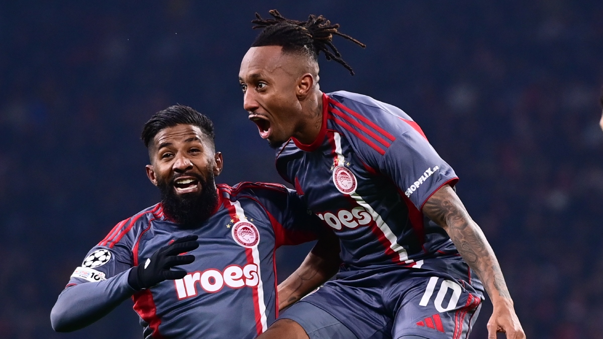 Οι παίκτες του Ολυμπιακού πανηγυρίζουν το 1-2 απέναντι στον Άγιαξ στο Άμστερνταμ