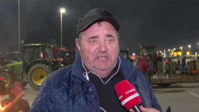 Ο αγροτοσυνδικαλιστής Κώστας Ανεστίδης από το μπλόκο των Μαλγάρων κατά τη διάρκεια των δηλώσεών του στις κάμερες