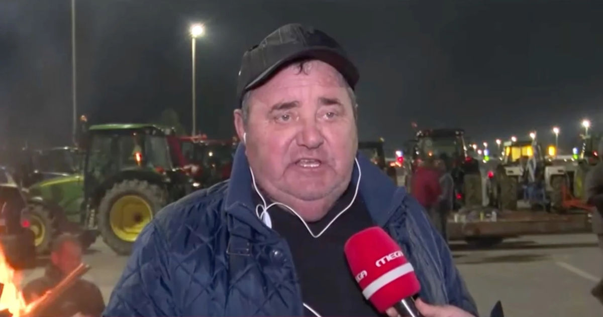 Ο αγροτοσυνδικαλιστής Κώστας Ανεστίδης από το μπλόκο των Μαλγάρων κατά τη διάρκεια των δηλώσεών του στις κάμερες