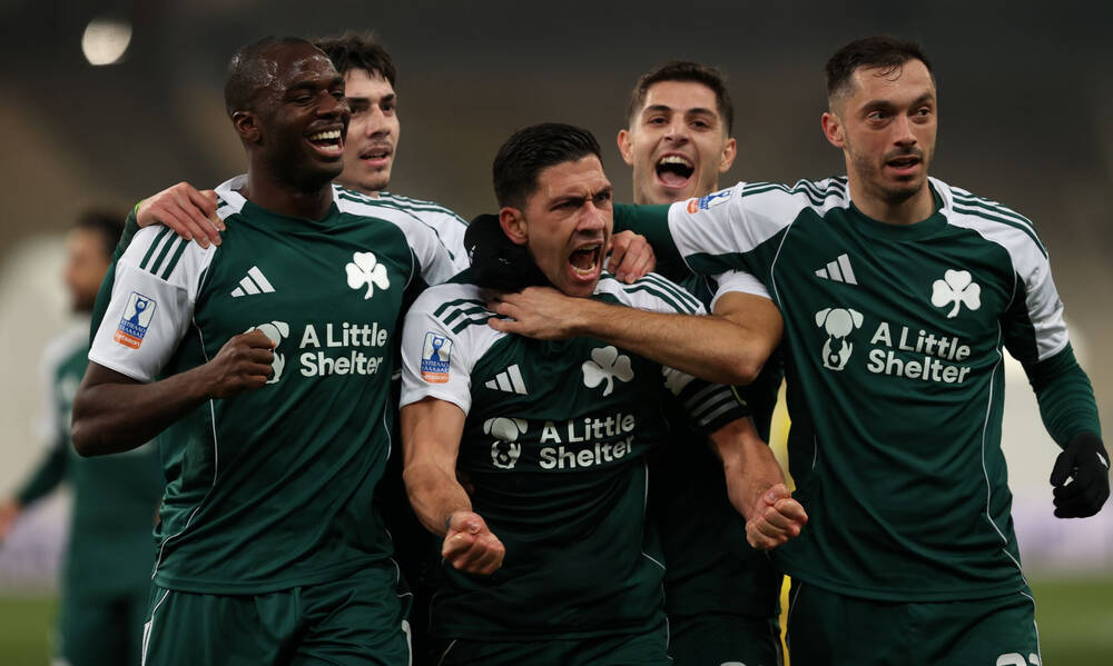 Ο Τάσος Μπακασέτας πανηγυρίζει ένα από τα τρία γκολ του στον αγώνα Παναθηναϊκός - Άρης για το Κύπελλο Ελλάδας