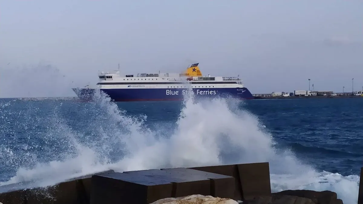 Το επιβατηγό οχηματαγωγό πλοίο Blue Star Chios στο λιμάνι του Λαυρίου κατά τη διάρκεια έκτακτης προσέγγισης