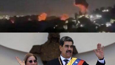 Στρατιωτικά αεροσκάφη πάνω από το φλεγόμενο Καράκας κατά την επίθεση των ΗΠΑ στη Βενεζουέλα