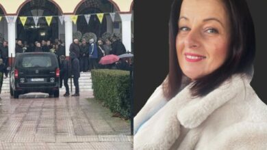 Συγγενείς και φίλοι αποχαιρετούν τη Σταυρούλα Μπουκουβάλα στο Προάστιο Καρδίτσας μετά την έκρηξη στη Βιολάντα