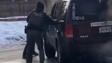 Στιγμιότυπο από το βίντεο όπου πράκτορες της ICE έχουν περικυκλώσει το όχημα στη Μινεάπολη λίγο πριν τους πυροβολισμούς