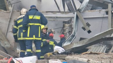 Καπνοί και δυνάμεις της πυροσβεστικής στην έκρηξη στη Βιολάντα Τρίκαλα