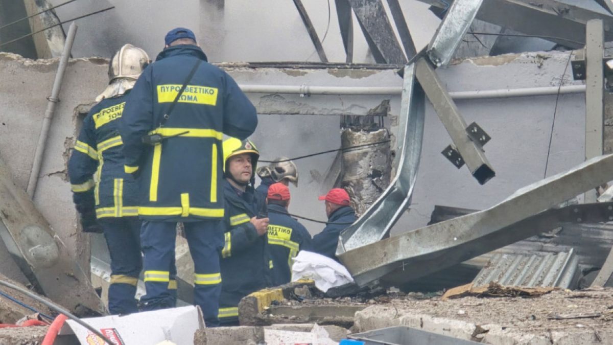 Καπνοί και δυνάμεις της πυροσβεστικής στην έκρηξη στη Βιολάντα Τρίκαλα