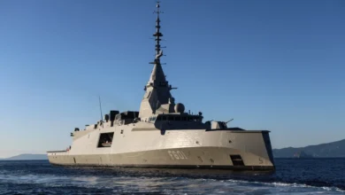 Η νέα ελληνική φρεγάτα Κίμων (Belharra) πλέει στον Σαρωνικό συνοδευόμενη από πλοία του Πολεμικού Ναυτικού