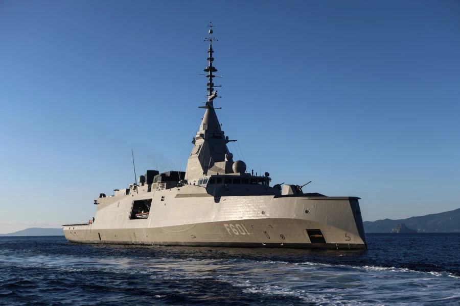 Η νέα ελληνική φρεγάτα Κίμων (Belharra) πλέει στον Σαρωνικό συνοδευόμενη από πλοία του Πολεμικού Ναυτικού