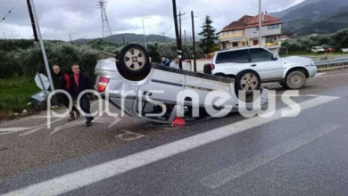 Στιγμιότυπο από βίντεο που δείχνει ανεμοστρόβιλο να ανατρέπει αυτοκίνητο στο Γιαννιτσοχώρι Ηλείας