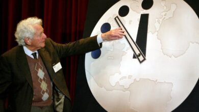 Το συμβολικό Doomsday Clock (Ρολόι της Αποκάλυψης) σε επικίνδυνη ένδειξη κοντά στα μεσάνυχτα