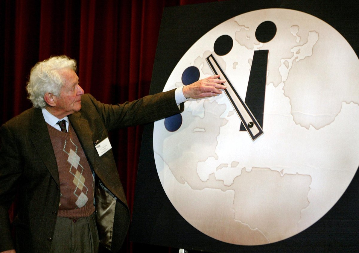 Το συμβολικό Doomsday Clock (Ρολόι της Αποκάλυψης) σε επικίνδυνη ένδειξη κοντά στα μεσάνυχτα