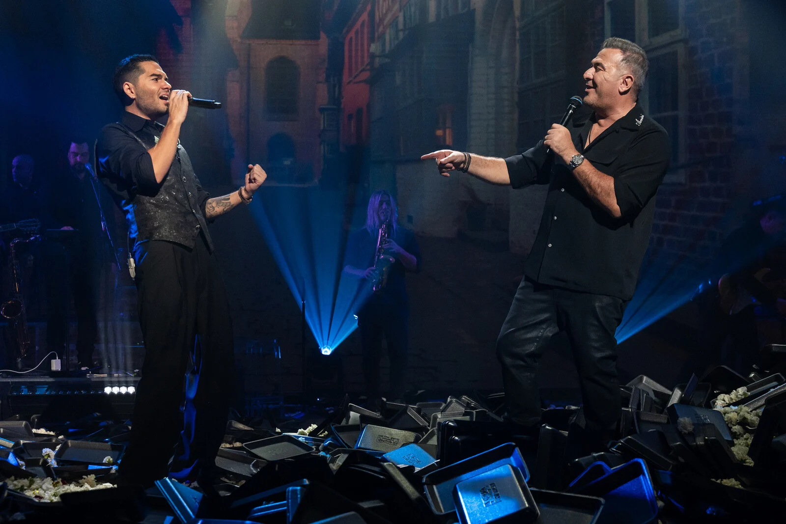 Ο Αντώνης Ρέμος και ο Χρήστος Μάστορας στη σκηνή του NOX κατά τη διάρκεια της συνεργασίας τους