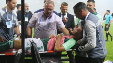 Ο Χουάνκαρ αποχωρεί τραυματίας με φορείο μετά την κροτίδα στο ντέρμπι Ολυμπιακός-Παναθηναϊκός