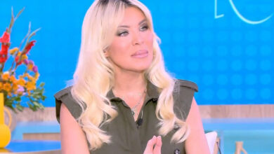 Η παρουσιάστρια Κατερίνα Καινούργιου στην εκπομπή Super Κατερίνα κατά τη διάρκεια της εγκυμοσύνης της