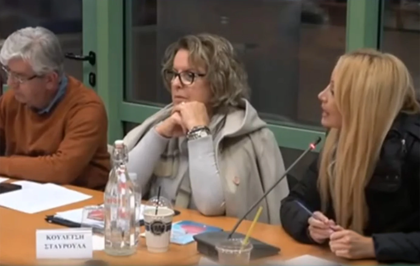 Η Ναταλί Κάκκαβα κατά τη διάρκεια έντονης αντιπαράθεσης στο δημοτικό συμβούλιο του Δήμου Σαρωνικού