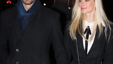 Ο Κώστας Καραφώτης ανακοινώνει τη γέννηση της κόρης του με ροζ μπαλόνια στο μαιευτήριο