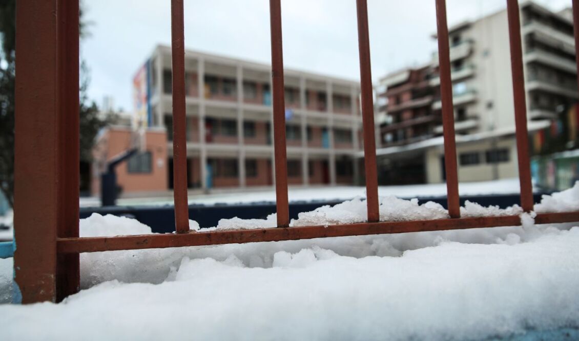 Χιονισμένο προαύλιο σχολείου με κλειστή την κεντρική πύλη λόγω κακοκαιρίας και παγετού