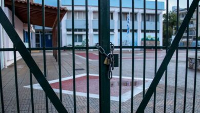 Κλειστή εξώπορτα σχολείου λόγω χιονιού και κακοκαιρίας στην Αττική - Ενημέρωση για κλειστά σχολεία αύριο Πέμπτη 22/1