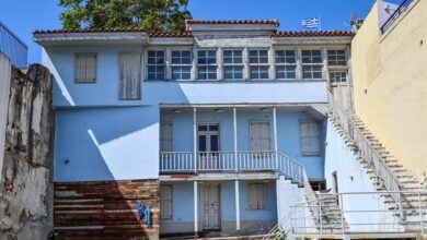 Τα αρχαία κατάλοιπα και η αρχαία οδός Τριπόδων που αποκαλύφθηκαν στην αυλή της ιστορικής Οικίας Κοκοβίκου στην Πλάκα