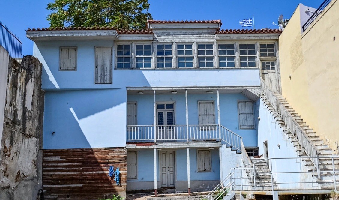 Τα αρχαία κατάλοιπα και η αρχαία οδός Τριπόδων που αποκαλύφθηκαν στην αυλή της ιστορικής Οικίας Κοκοβίκου στην Πλάκα