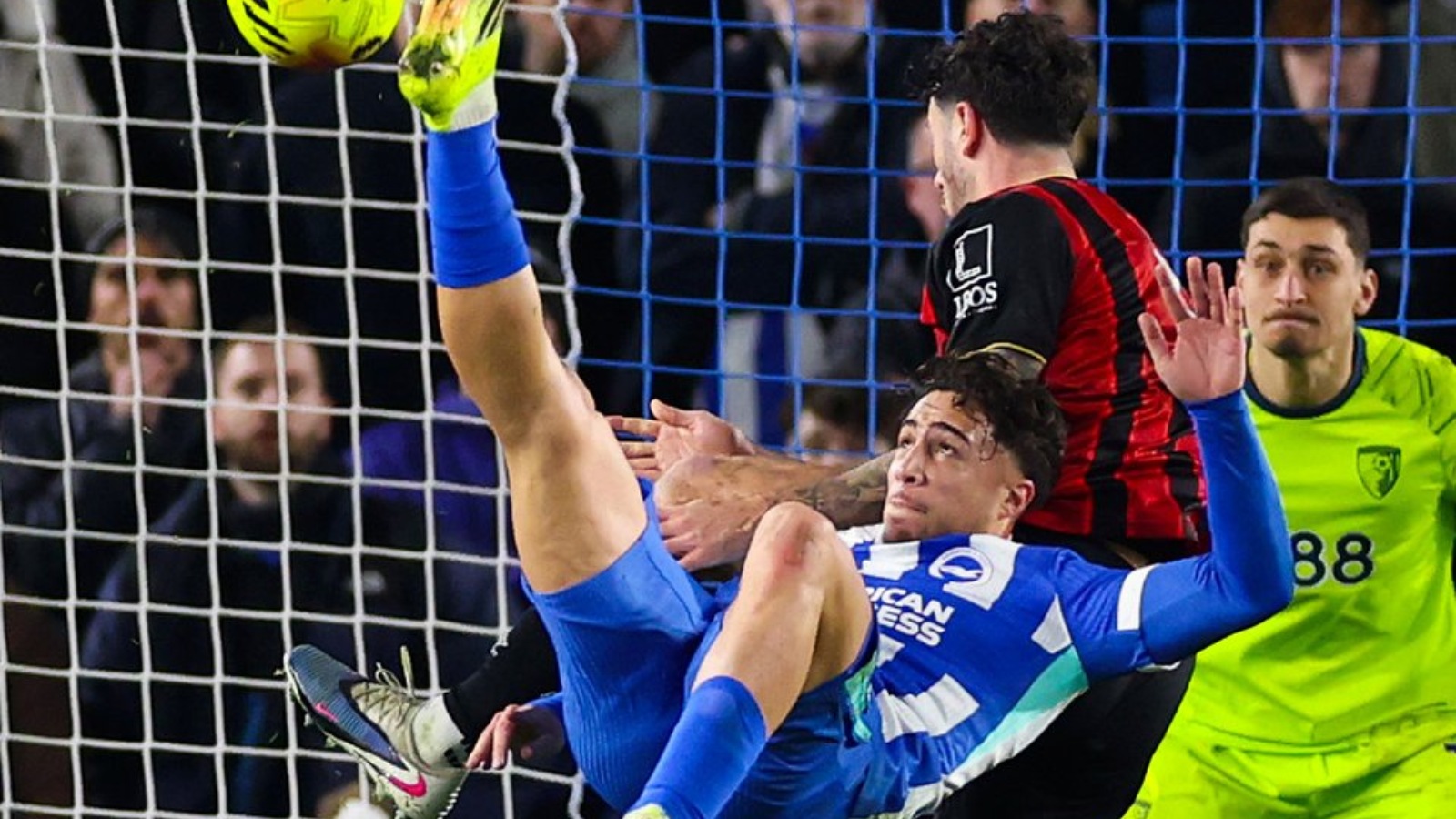 Ο Μπάμπης Κωστούλας στον αέρα εκτελεί ανάποδο ψαλίδι σκοράροντας για την Μπράιτον κόντρα στην Μπόρνμουθ στην Premier League