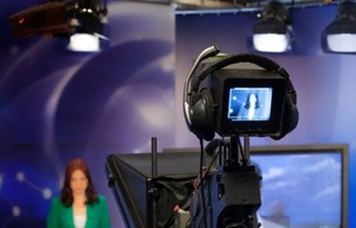 Γνωστός παρουσιαστής και νεαρή δημοσιογράφος σε παράνομη σχέση και στο επίκεντρο φημών