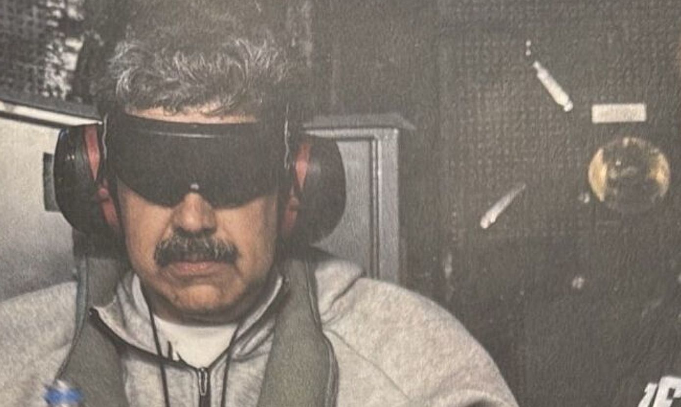 Ο Νικολάς Μαδούρο με χειροπέδες και γκρι φόρμα πάνω στο αμερικανικό πλοίο USS Iwo Jima μετά τη σύλληψή του