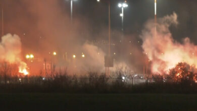 Χιλιάδες φίλαθλοι του ΠΑΟΚ στην Τούμπα υποδέχονται τις σορούς των 7 θυμάτων του τροχαίου στη Ρουμανία