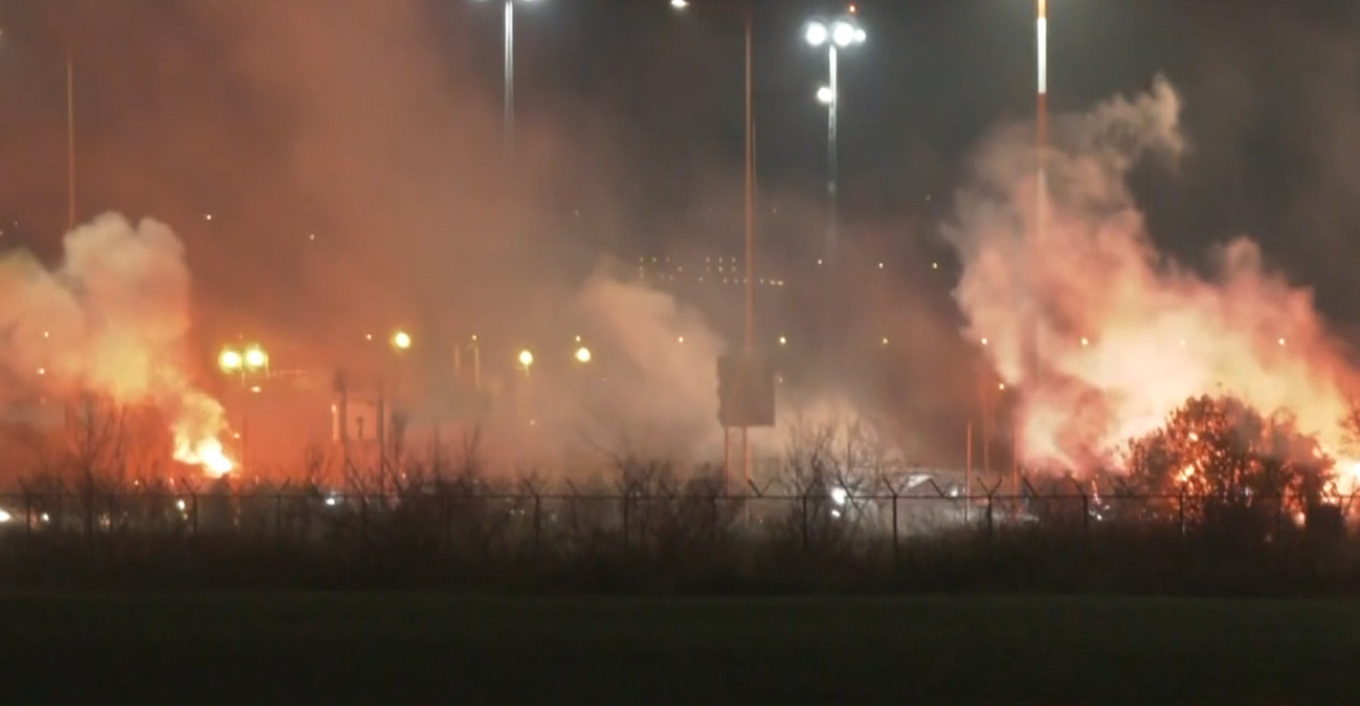 Χιλιάδες φίλαθλοι του ΠΑΟΚ στην Τούμπα υποδέχονται τις σορούς των 7 θυμάτων του τροχαίου στη Ρουμανία