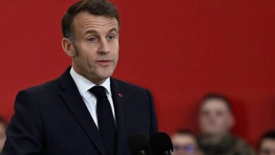 Κοντινό πλάνο του Εμανουέλ Μακρόν κατά την ομιλία του στην αεροπορική βάση Ιστρ, όπου διακρίνεται η ερυθρότητα στο μάτι του