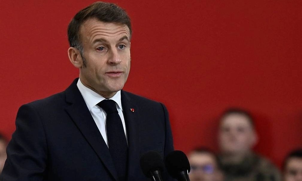 Κοντινό πλάνο του Εμανουέλ Μακρόν κατά την ομιλία του στην αεροπορική βάση Ιστρ, όπου διακρίνεται η ερυθρότητα στο μάτι του