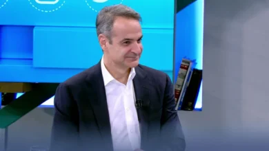 Ο Πρωθυπουργός Κυριάκος Μητσοτάκης σε backstage στιγμή με ροζ τσιμπιδάκι στα μαλλιά κατά τη διάρκεια περιποίησης από κομμώτρια