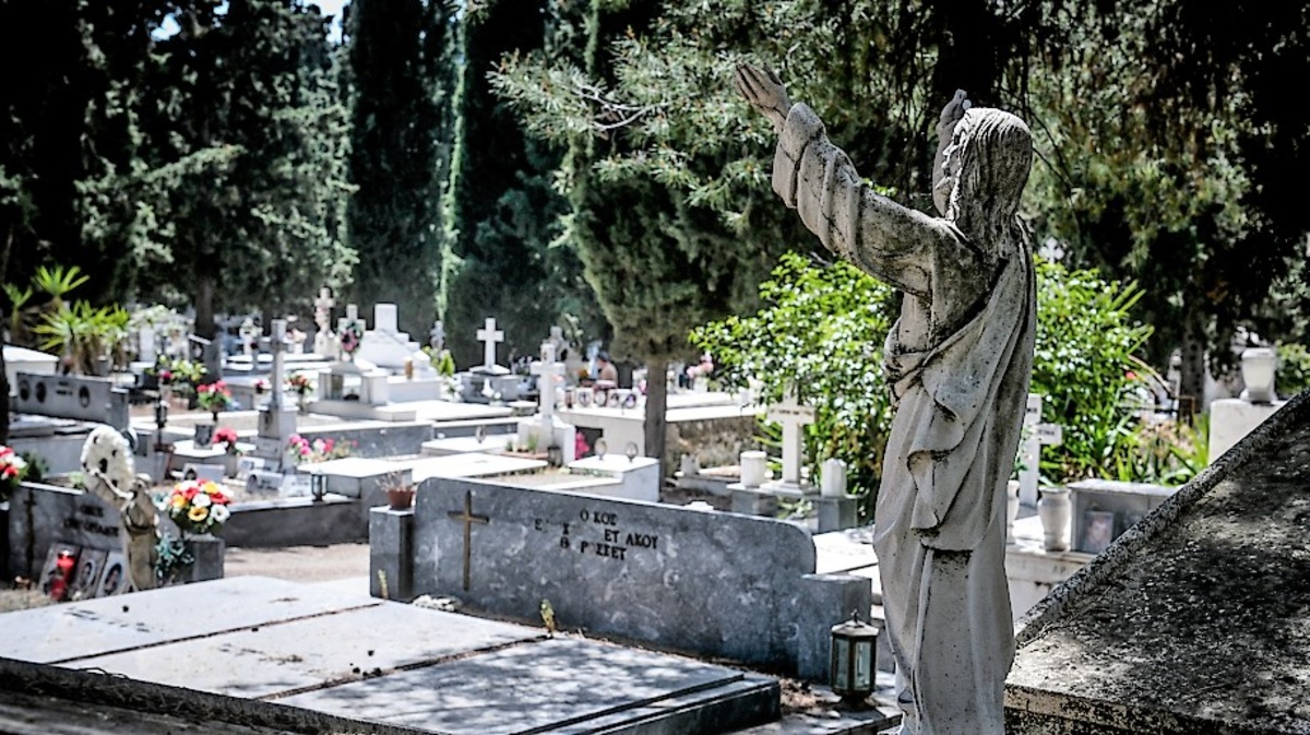 Ρεπορτάζ για την πρωτοφανή υπόθεση κλοπής οστών στους Αγίους Αναργύρους