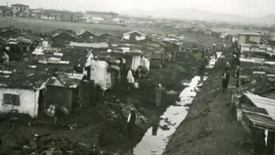 Ασπρόμαυρη φωτογραφία από τους πρώτους προσφυγικούς οικισμούς στην Κοκκινιά (σημερινή Νίκαια) το 1923